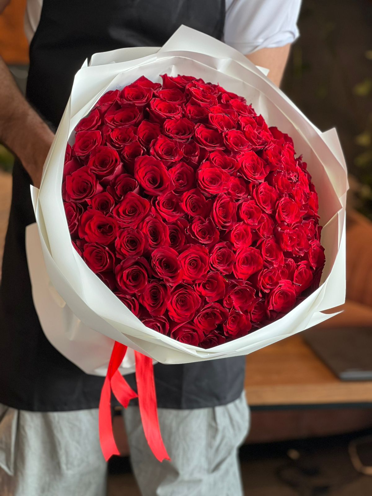 101 Red Roses White Round Wraping