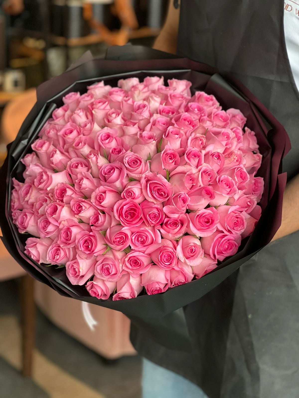 101 Revival Roses Black Round Wrapping