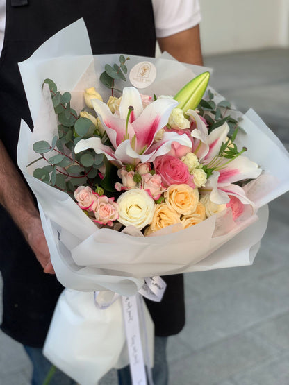 Elegant Mixed Roses & Lilies Bouquet – AED 179.00