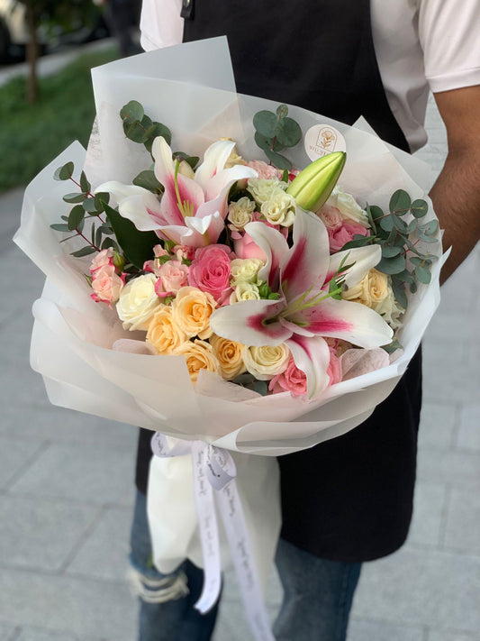 Elegant Mixed Roses & Lilies Bouquet – AED 179.00