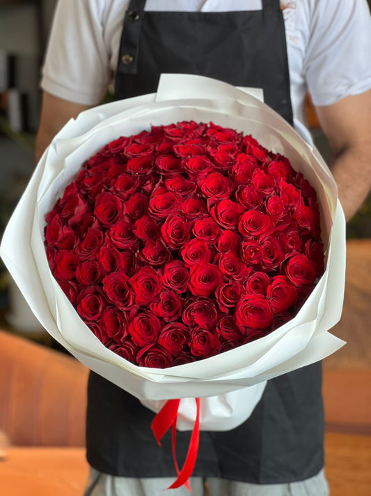 101 Red Roses White Round Wraping