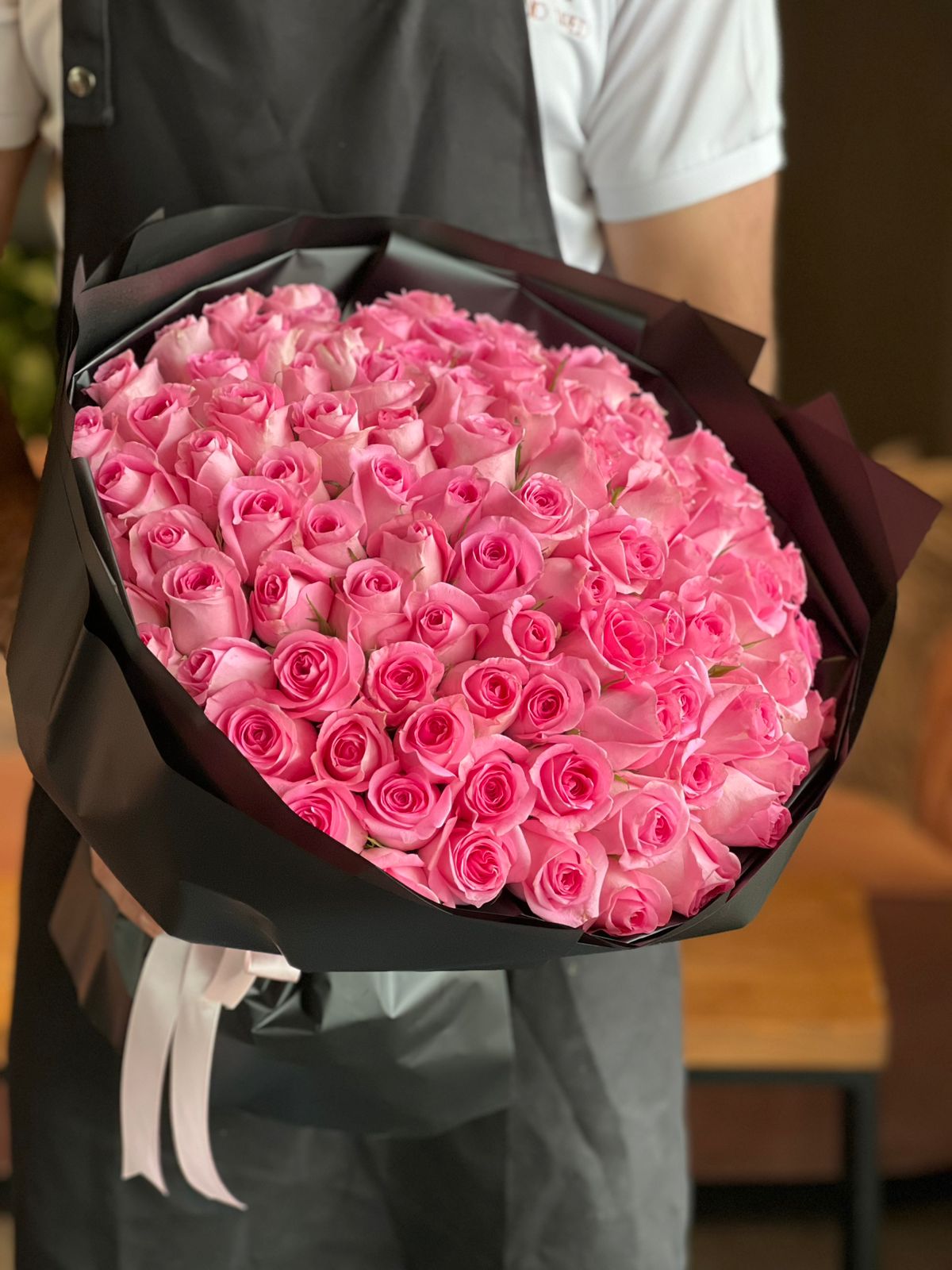 101 Revival Roses Black Round Wrapping