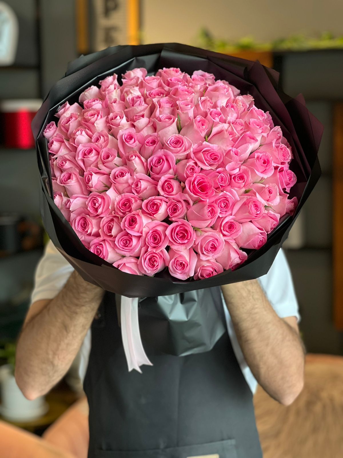 101 Revival Roses Black Round Wrapping